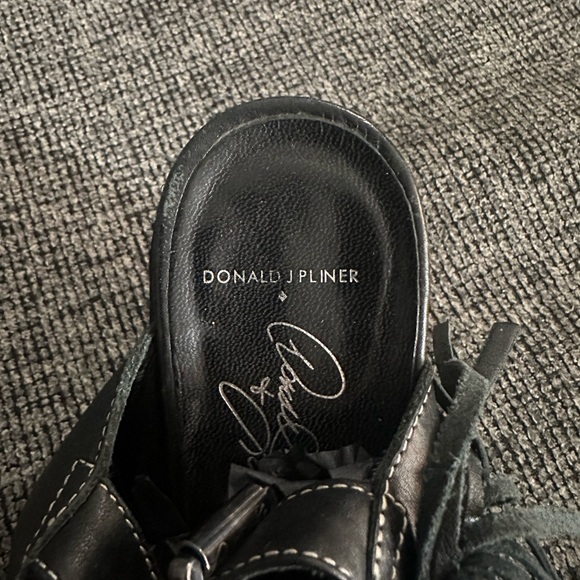 Beautiful & Fun Donald J Pliner black size 7 leather sandals with fun heels - Picture 6 of 7